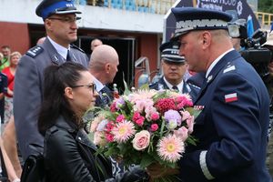 Komendant Stołeczny Policji wręcza kwiaty kobiecie