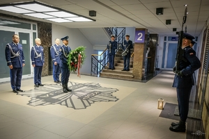 Komendant Główny Policji wraz ze swoimi zastępcami składa wieniec przed Tablicą Pamięci