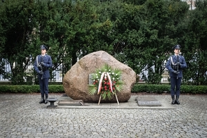 dwaj policjanci na warcie honorowej przy obelisku Poległym Policjantom - Rzeczpospolita Polska