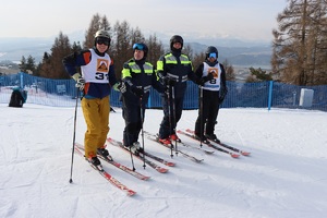 Zdjęcie przedstawiające czwórkę policjantów na stoku narciarskim
