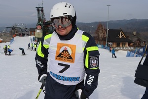 Zdjęcie przedstawiające policjanta na stoku narciarskim