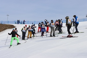 Zdjęcie przedstawiające uczestników zawodów narciarskich podczas zapoznawania się z trasą