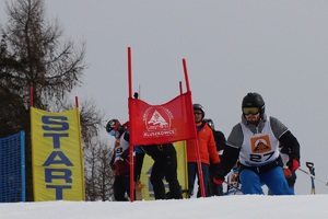 Zdjęcie przedstawiające policjanta podczas zjazdu na nartach