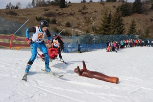 Zdjęcie przedstawiające dwójkę policjantów podczas konkurencji tzw. spacer narciarza