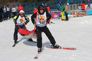 Zdjęcie przedstawiające dwójkę policjantów podczas konkurencji tzw. spacer narciarza