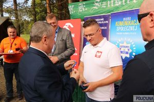 jeden z organizatorów turnieju - dyrektor BKS KGP, otrzymuje odznaczenie z rąk Prezydenta IPA Polska