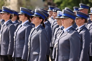 policjanci podczas uroczystej promocji na pierwszy stopień oficerski