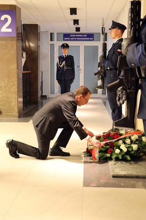 Minister Spraw Wewnętrznych i Administracji Mariusz Kamiński składa wieniec kwiatów przed Tablicą Pamięci