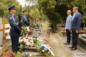 dwaj policjanci na warcie honorowej przy grobie generała Papały, naprzeciwko nich dwaj mężczyźni
