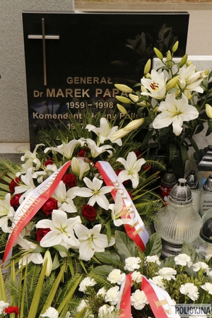 kwiaty na grobie generała Papały