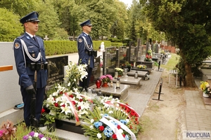 dwaj policjanci na warcie honorowej przy grobie generała Papały