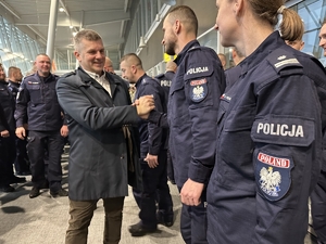 Funkcjonariusze XXXVII zmiany Jednostki Specjalnej Polskiej Policji na lotnisku w trakcie spotkania z I zastępcą komendanta głównego Policji