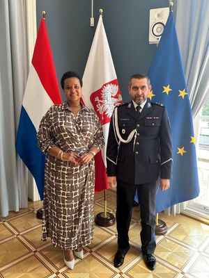 Mł. insp. Michał Hoszcz i Ambasador Nadzwyczajny i Pełnomocny RP w Królestwie Niderlandów i Stały Przedstawiciel RP przy OPCW Margareta Kassangana.