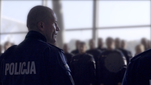 I Zastępca Komendanta Głównego Policji nadinsp. Roman Kuster żegna na lotnisku policjantów wylatujących do Kosowa.