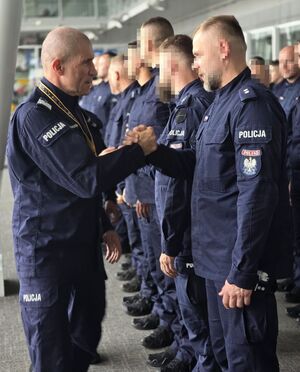 uroczyste pożegnanie funkcjonariuszy wylatujących do Kosowa.