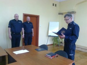 podziękowania policjantom wręczył I Zastępca Komendanta Miejskiego Policji w Sosnowcu nadkom. Dariusz Koniak.