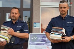 Policjanci podarowali czytelnikom blisko setkę książek #1