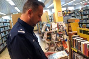 Policjanci podarowali czytelnikom blisko setkę książek #4