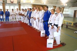 stojąca grupa kilkunastu zawodników turnieju judo