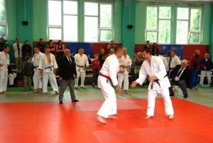dwaj walczący ze sobą zawodnicy na turnieju judo