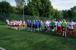 pięć drużyn piłkarskich biorących udział w zawodach stoi w grupach