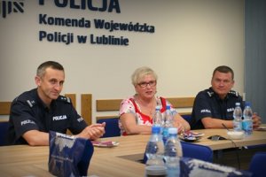 prezes fundacji Pomocy Wdowom i Sierotom po Poległych Policjantach na spotkaniu razem z kierownictwem KWP Lublin