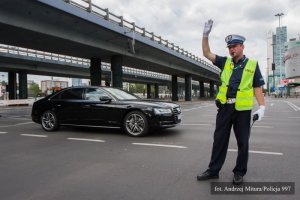 policjanci  zabezpieczają szczyt NATO w Warszawie