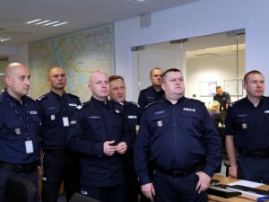 policjanci  zabezpieczają szczyt NATO w Warszawie