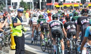 policjant pilnuje porządku podczas wyścigu Tour de Pologne