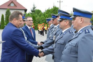 Sekretarz Stanu w MSWiA  Jarosław Zieliński gratuluje awansowanym i nagrodzonym policjantom