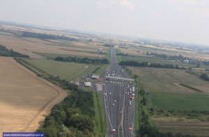 droga z samochodami widziana z lecącego helikoptera