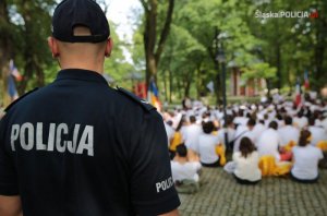 policjanci zabezpieczają wizytę Papieża w Częstochowie i pomagają pielgrzymom dbając o porządek i bezpieczeństwo