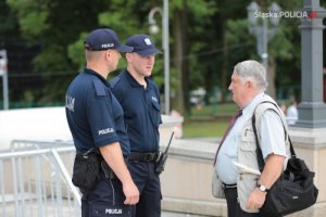 policjanci zabezpieczają wizytę Papieża w Częstochowie i pomagają pielgrzymom dbając o porządek i bezpieczeństwo
