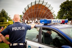 policjant z Polski  w niemieckiej miejscowości Heringsdorf na festynie z okazji obchodów &quot;Dnia Służb Policyjnych w sezonie letnim&quot; w tle amfiteatr