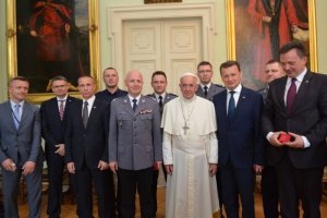 Ojciec Święty Franciszek oraz minister Mariusz Błaszczak oraz szefowie służb podległych MSWiA w Pałacu Arcybiskupów Krakowskich