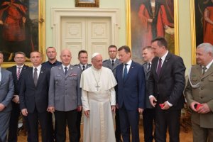 Ojciec Święty Franciszek oraz minister Mariusz Błaszczak oraz szefowie służb podległych MSWiA w Pałacu Arcybiskupów Krakowskich