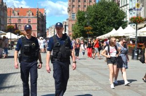 dwaj policjanci na parolu na Długim Targu w Gdańsku