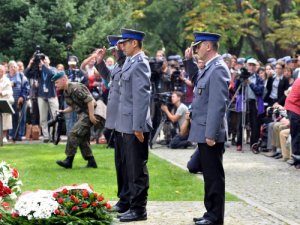 uroczystości ku czci poległych i walczących o Warszawę w 1944 roku, policjanci oddają hołd poległym powstańcom