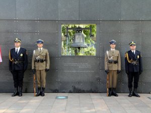 uroczystości ku czci poległych i walczących o Warszawę w 1944 roku, żołnierze i strażnicy miejscy oddają hołd w Parku Wolności przy Muzeum Powstania Warszawskiego