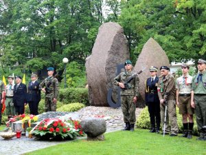 uroczystości ku czci poległych i walczących o Warszawę w 1944 roku, warta honorowa przy pomniku „Mokotów Walczący – 1944” w Parku im. Generała Gustawa Orlicz-Dreszera
