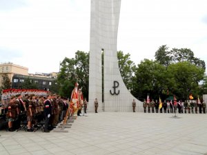 uroczystości ku czci poległych i walczących o Warszawę w 1944 roku, uroczystości przed pomnikiem Polskiego Państwa Podziemnego i Armii Krajowej przy ul. Wiejskiej