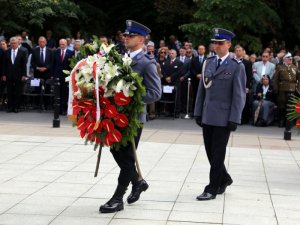uroczystości ku czci poległych i walczących o Warszawę w 1944 roku, uroczystości przed pomnikiem Polskiego Państwa Podziemnego i Armii Krajowej przy ul. Wiejskiej, delegacja Policji składa wieniec