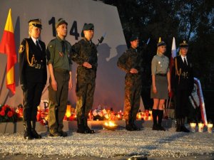 uroczystości ku czci poległych i walczących o Warszawę w 1944 roku, warta honorowa złożona z 2 harcerzy, 2 strażników miejskich  i 2 żołnierzy przed pomnikiem na Kopcu Powstania Warszawskiego  przy ul. Bartyckiej