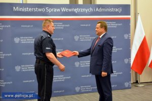 Wiceminister Jarosław Zieliński wręcza podziękowanie zastępcy Komendanta Głównego Policji insp. Janowi Lachowi na spotkaniu w MSWiA