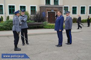 dowódca składa meldunek ministrowi Jarosławowi Zielińskiemu