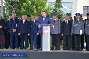 minister Jarosław Zieliński przemawia na trybunie w tle goście uroczystości