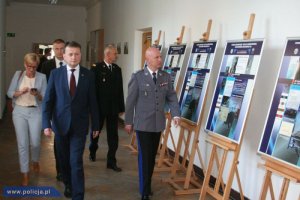 minister spraw wewnętrznych, Komendant Główny Policji, Komendant Główny Straży Pożarnej oglądają wystawę