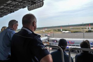 Delegacja Lubuskiej Policji na zaproszenie swoich kolegów z Brandenburgii miała okazję przyjrzeć się pracy niemieckich funkcjonariuszy, którzy zabezpieczali pokazy lotnicze.