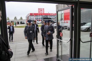 policjanci zabezpieczają XXIV Międzynarodowy Salon Przemysłu Obronnego