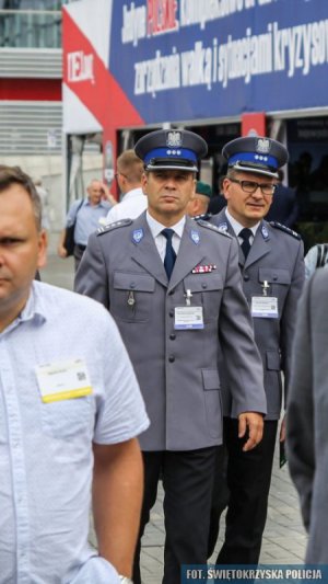 policjanci zabezpieczają XXIV Międzynarodowy Salon Przemysłu Obronnego